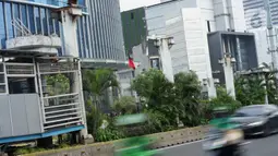 Tiang pancang bekas JPO Tosari menjulang di Jalan Jenderal Sudirman, Jakarta, Selasa (29/9/2020). JPO yang telah dibongkar dan berganti pelican crossing kondisinya dibiarkan terbengkalai, meskipun keberadaannya tidak berfungsi lagi serta mengganggu estetika kota. (Liputan6.com/Immanuel Antonius)