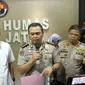 Kepolisian Daerah Jawa Timur mengamankan tiga oknum anggota Polres Sampang yang terlibat dalam penyelundupan 49,93 Kg sabu di Sampang. (Foto:Liputan6.com/Dian Kurniawan)