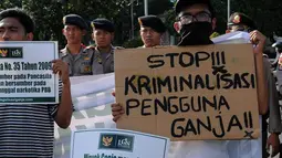 Massa unjuk rasa meminta agar pemerintah tidak melakukan kriminalisasi terhadap para pengguna ganja  (Liputan6.com/Faisal R Syam)