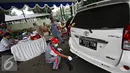 Petugas melakukan uji emisi gratis kendaraan di kawasan Rawamangun, Jakarta, Selasa (26/4). Kegiatan tersebut diadakan untuk mengukur kualitas udara perkotaan serta mengontrol gas buang kendaraan agar tetap layak jalan. (Liputan6.com/Immanuel Antonius)