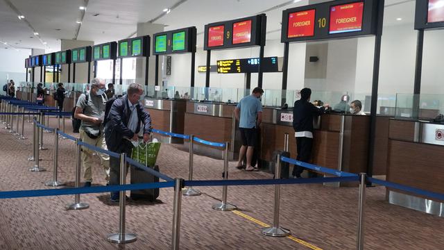 Direktorat Jenderal Imigrasi memberikan fasilitas fast track atau kemudahan bagi 2.105 jurnalis asing yang akan tiba di Indonesia untuk meliput KTT G20 di Bali (Liputan6.com/Pramita Tristiawati)