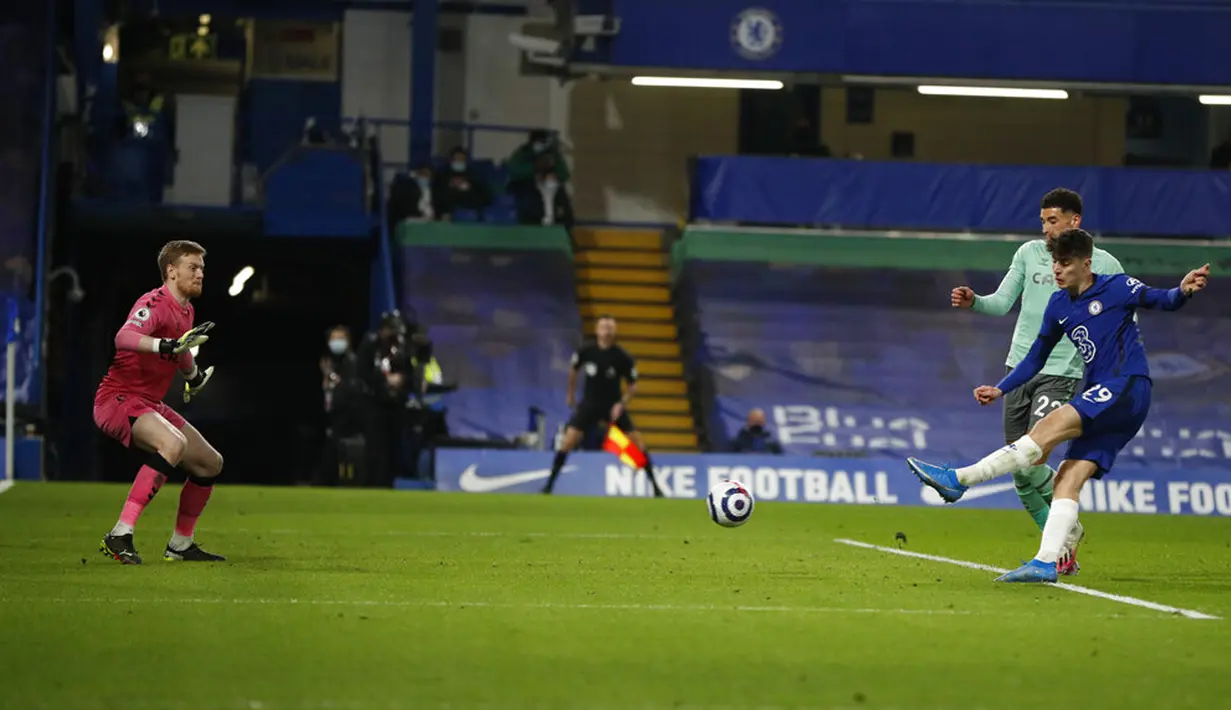 Pemain Chelsea Kai Havertz mencetak gol ke gawang Everton yang kemudian dianulir karena handball pada pertandingan Liga Inggris di Stadion Stamford Bridge, London, Inggris, Senin (8/3/2021). Chelsea menang 2-0. (John Sibley/Pool via AP)