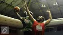 Dua pemain asing Satria Muda Pertamina, Tiras Wade (kiri) dan Dior Lowhorn berebut bola saat latihan perdana di GOR Soemantri Brodjonegoro, Jakarta, Rabu (19/10/2016). Latihan ini persiapan jelang Perbasi Cup 2016. (Liputan6.com/Helmi Fithriansyah)