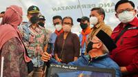 Menteri Kesehatan RI Budi Gunadi Sadikin meninjau pembukaan Gerakan Vaksinasi COVID-19 Masyarakat Kaki Gunung Indonesia di Desa Cimacan, Cianjur Jawa Barat, Sabtu (28/8/2021). (Dok Rokom/Setjen Kementerian Kesehatan RI)