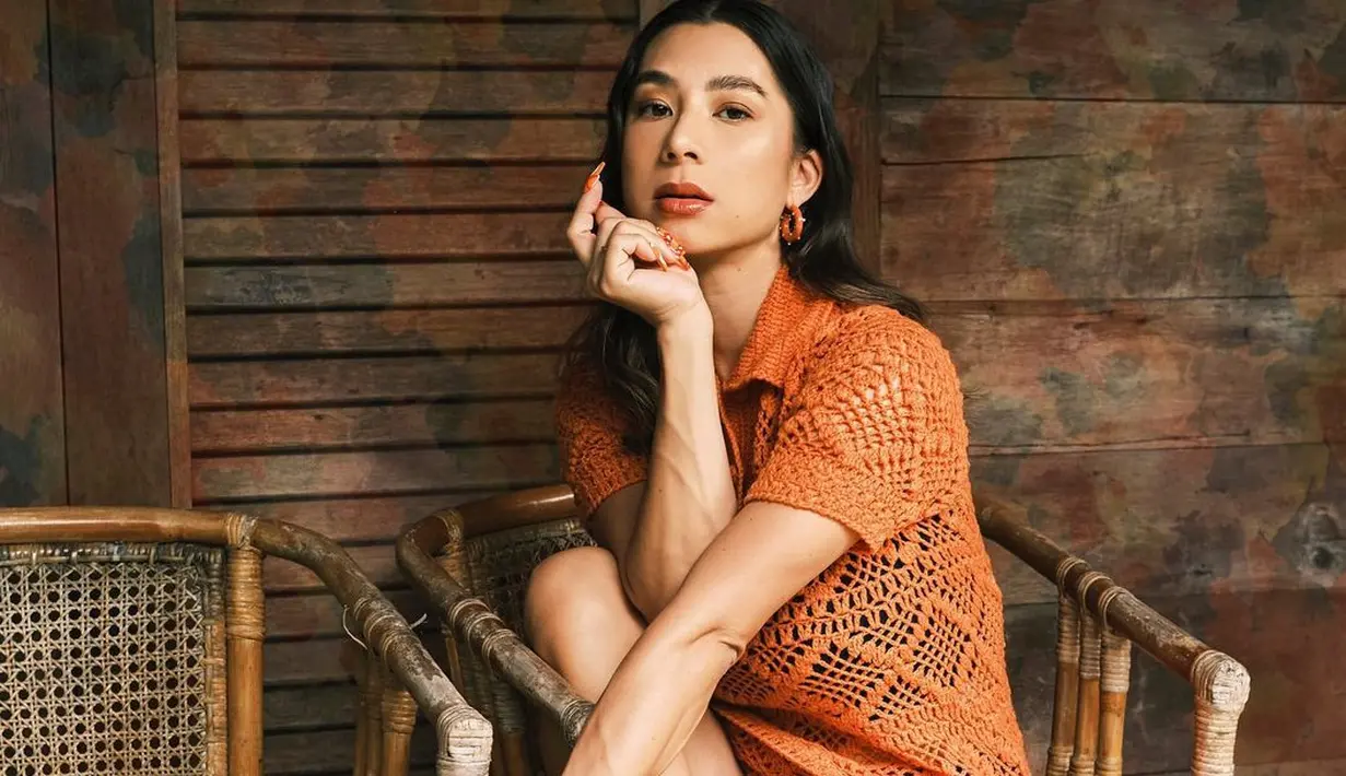 Atau, bisa juga tampil standout dengan dress berpotongan kasual, memberi kesan sederhana namun stylish seperti yang dikenakan Jennifer Bachdim yang satu ini. (Foto: Jennifer Bachdim/ Instagram)