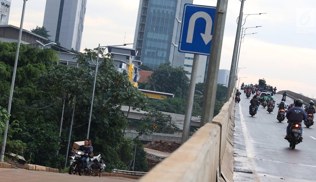 Pengendara sepeda motor melawan arus lalu lintas di akses persimpangan Jalan TB Simatupang - Jalan Antasari di Jakarta, Senin (8/4). Tidak adanya pengawasan serta sanksi tegas bagi pelanggar menyebabkan para pengendara tersebut nekat melawan arus lalu lintas. (Liputan6.com/Immanuel Antonius)