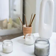 Simmer pot dibuat dengan merebus bahan-bahan seperti jeruk, lemon, apel, dan kayu manis untuk menghasilkan wangi alami yang cozy di seluruh rumah. (Foto/dok: Freepik)