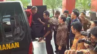 Dahlan Iskan keluar dari mobil tahanan tanpa mengucapkan apapun. (Liputan6.com/Dian Kurniawan)