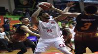 Kevin Loiselle mendapatkan foul out saat Pacific Caesar Surabaya meraih kemenangan atas Hangtuah Sumatera Selatan pada seri kelima IBL 2017 di C'Tra Arena, Bandung, Sabtu (25/2/2017).