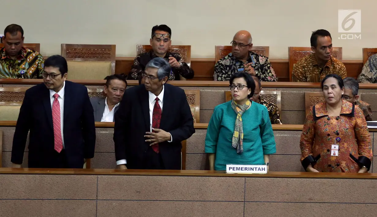 Menteri Keuangan, Sri Mulyani saat menghadiri rapat paripurna di gedung DPR, Jakarta, Selasa (11/7). Rapat Paripurna juga membahas pokok-pokok kebijakan fiskal Rancangan APBN 2018 melalui Menteri Keuangan Sri Mulyani Indrawati. (Liputan6.com/Johan Tallo)