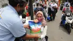 Warga saat Program Pangan Bersubsidi Februari 2022 di RPTRA Bahari, Cilandak, Jakarta selatan, Rabu (9/2/20222). Program Pangan Murah Bersubsidi ini menyediakan bahan pangan berupa beras dengan kualitas premium, telur, ikan kembung dan susu UHT dalam kemasan karton. (merdeka.com/Arie Basuki)