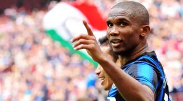 Striker Inter Milan Samuel Eto'o merayakan golnya ke gawang Lazio yang ditekuk 2-1 pada lanjutan Serie A di Stadio Giuseppe Meazza, 23 April 2011. AFP PHOTO/GIUSEPPE CACACE