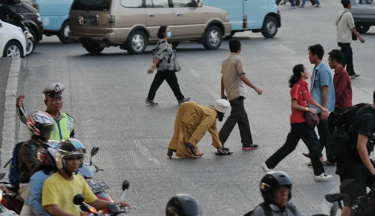 Upaya Pemerintah menindak pejalan kaki yang menyeberang sembarangan hingga kini belum terealisasikan, Jakarta, (26/9/14). (Liputan6.com/Johan Tallo)