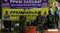 Petugas gabungan berjaga di sekitar titik penyekatan Jalan Raya Bogor, Jakarta, Sabtu (3/7/2021). Seiring diberlakukannya PPKM Darurat Jawa-Bali 3-20 Juli 2021, petugas melakukan penyekatan di wilayah Jadetabek untuk menekan penyebaran virus COVID-19. (Liputan6.com/Helmi Fithriansyah)