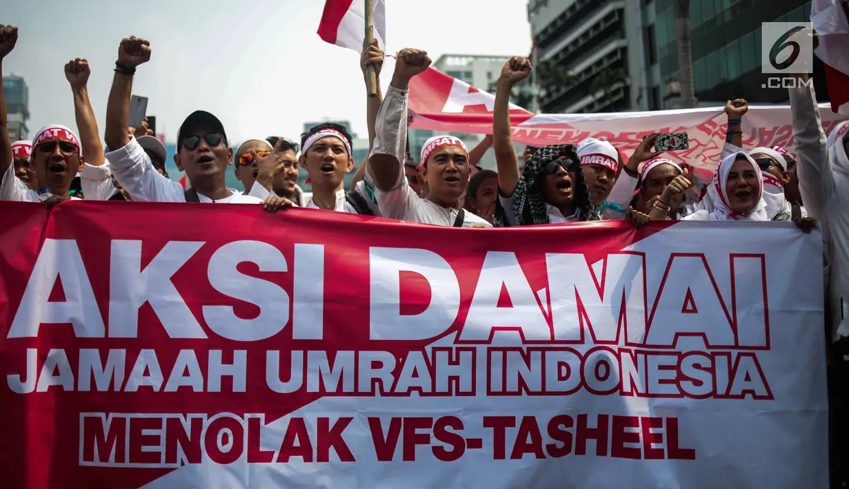 Calon jemaah haji dan umroh membawa spanduk saat aksi damai depan kedutaan Arab Saudi, Jakarta, Kamis (3/10). Mereka menolak kebijakan aturan biometrik untuk pengajuan visa umrah melalui VFS Tasheel yang ada di Indonesia. (Liputan6.com/Faizal Fanani)