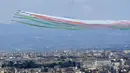 Tim aerobatik Italia Frecce Tricolori menampilkan pertunjukan dalam upacara peringatan Hari Pembebasan Italia di Roma, Italia, Sabtu (25/4/2020). Italia memperingati Hari Pembebasan ke-75 dengan cara yang paling tidak biasa karena digelar di masa pandemi virus corona COVID-19. (Xinhua)