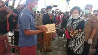 Mensos Risma menyerahkan bantuan kepada korban longsor di Pamekasan, Jatim. (Dok Kemensos)