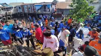 Pandawara Group bersih-bersih pemukiman terapung di Makassar (Liputan6.com/Fauzan)