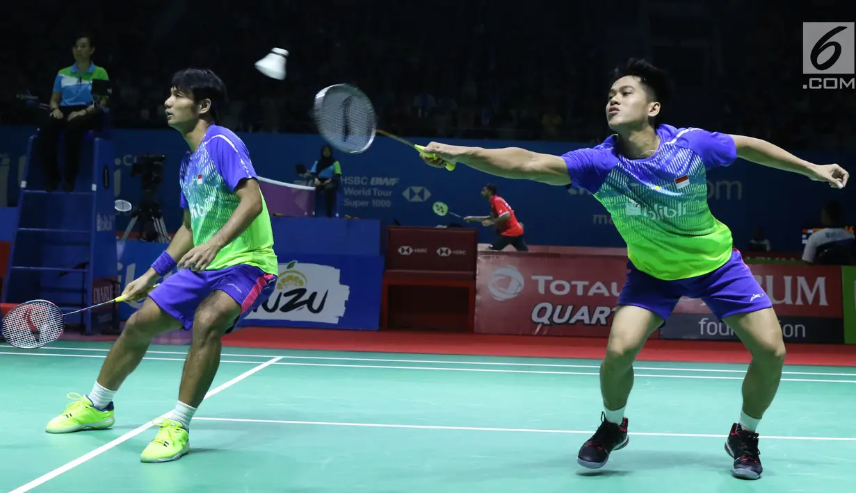 Ganda Putra Indonesia, Berry Angriawan/Hardianto mengembalikan kok ke arah pebulutangkis China, Chengkai Han/Haodong Zhou pada Indonesia Open 2018 di Istora GBK Jakarta, (3/7). Angriawan Berry/Hardianto unggul. (Liputan6.com/Helmi Fithriansyah)