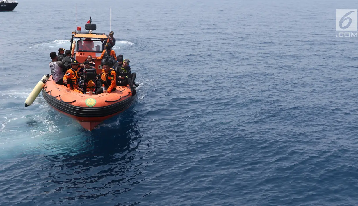 Tim Basarnas melakukan pencarian korban maupun serpihan pesawat Lion Air JT-610 di perairan Karawang, Jawa Barat, Rabu (31/10). Hingga hari ketiga, pencari korban jatuhnya Lion Air JT-610 terus dilakukan. (Liputan6.com/Helmi Fithriansyah)