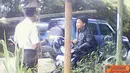 Citizen6, Depok: Salah satu polisi yang berinisial H melakukan negoisasi dengan pengendara motor untuk meminta uang damai, dengan alasan surat kendaraan tidak lengkap.(Pengirim: Abdul Rohim)