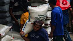 Sedangkan harga beras medium turun tipis -0,43% atau -Rp60 menjadi Rp13.810 per kilogram. (Liputan6.com/Angga Yuniar)