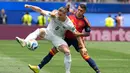 Pemain Austria Marcel Sabitzer  berebut bola dengan pemain Spanyol  Pedro Porro selama pertandingan sepak bola babak 32 besar Piala Dunia di Inglewood, California, dekat Los Angeles, Kamis, (02/07/2026). (AP Photo/Andre Penner)