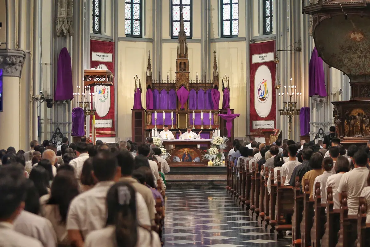 Khidmat, Pelaksanaan Misa Kamis Putih di Gereja Katedral Jakarta