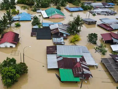 Tampilan udara menunjukkan rumah-rumah yang terendam banjir di Yong Peng, negara bagian Johor Malaysia, Sabtu (4/3/2023). Sedikitnya empat orang tewas dan hampir 41.000 orang dievakuasi di Malaysia setelah  banjir yang disebabkan oleh hujan deras yang "tidak biasa" berlangsung berhari-hari melanda beberapa negara bagian, pejabat kata 4 Maret. (Photo by Mohd RASFAN / AFP)