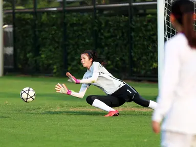 Kiper timnas China, Zhao Lina berusaha menangkap bola saat mengikuti sesi latihan di Shanghai (15/5). Zhao Lina adalah wajah dari sepakbola wanita di China, kehadirannya membuat sebagian wanita tidak ingin menjadi model. (AFP Photo/China Out)