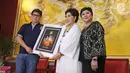 Penyanyi Titiek Puspa menerima penghargaan 63 tahun berkarya pada perayaan ulang tahunnya yang ke 80 di kawasan Gunawarman, Jakarta, Rabu (1/11). (Liputan6.com/Herman Zakharia)