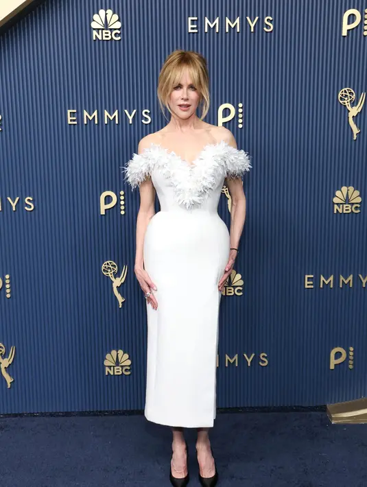 Nicole Kidman, CHANEL Ambassador, tampil di red carpet Emmy Awards 2026 mengenakan gaun bustier putih dari wool crepe yang dihiasi 46 bunga bertumpuk dari silk crepe, silk organza, dan rafia. [dok. Chanel]