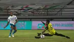 David da Silva berhasil mencetak rekor sebagai pencetak gol tercepat di BRI Liga 1 2021/2022 saat menghadapi PSM Makassar, Selasa (22/02/2022). Penyerang asal Brasil tersebut menorehkan gol saat laga baru memasuki detik ke-12. (Dok. Persib Bandung)