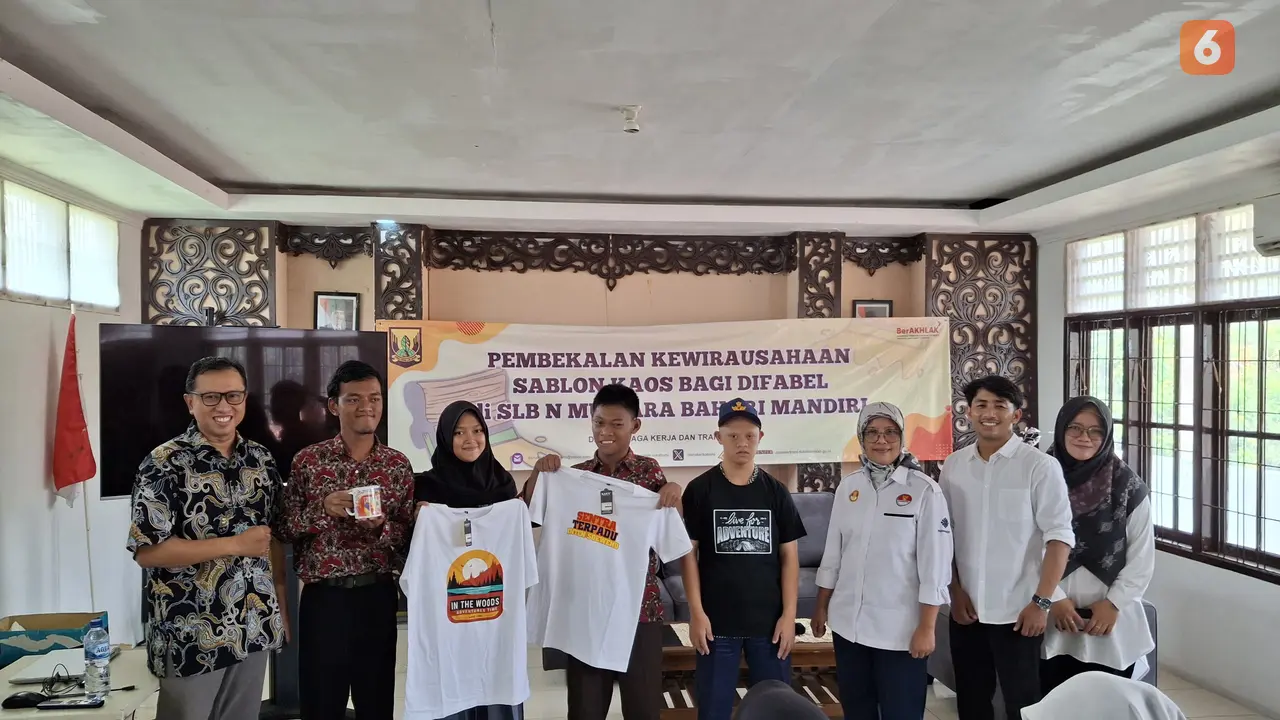 Pelajar disabilitas dari SLB Mutiara Bahari Mandiri, Palabuhanratu Kabupaten Sukabumi mendapat pelatihan kerja berupa keterampilan sablon kaos dan mug. (Liputan6.com/Istimewa).