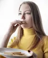 Secara sadar kita memilih untuk menikmati camilan favorit untuk memenuhi kesenangan pribadi ketika doom snacking.(Foto/dok: Pexels/Andrea Piacquadio)