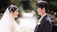 Kim Yuna dan Ko Woo Rim saat hendak mengucapkan janji pernikahan. Keduanya bertatapan dengan penuh cinta. (Foto: Instagram/ yunakim)