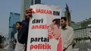 Aktivis dari Pemuda Untuk Keadilan dan Persatuan Indonesia (PKPI) poster yang berisikan penolakan pencalonan Sutiyoso jadi kepala BIN saat menggelar aksi damai di Bundaran HI, Jakarta, Minggu (28/6/2015). (Liputan6.com/Faizal Fanani)