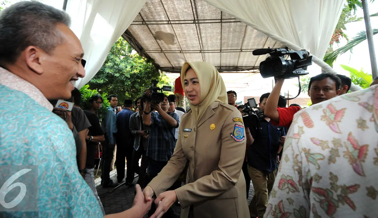 Walikota Tangerang Selatan, Airin Rachmi Diany berkunjung ke rumah almarhum pengacara Adnan Buyung Nasution di kediamannya, Jakarta, Rabu (23/9/2015). Jenazah di makamkan besok usai solat ied di tpu tanah kusir. (Liputan6.com/Helmi Afandi)