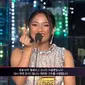 [Marion Jola saat menerima piala penghargaan di MAMA 2018/ Foto: Potongan tayangan MAMA 2018]