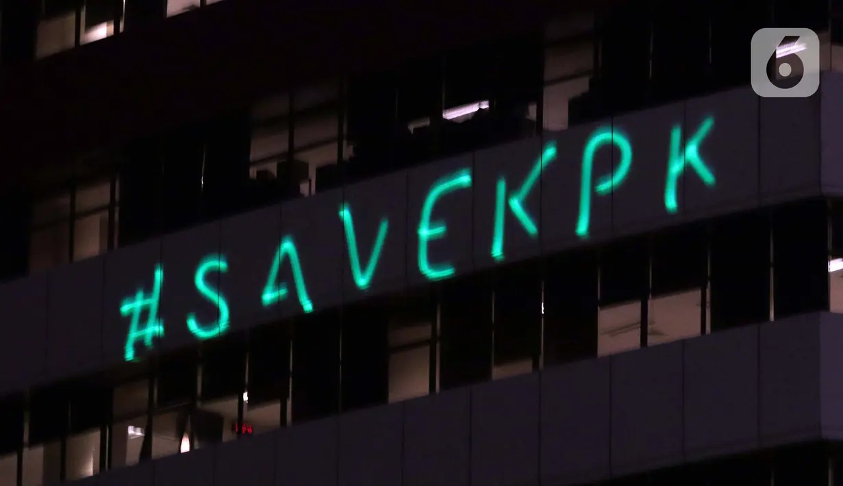 Aktivis Greenpeace menembakkan sinar laser bertuliskan #Save KPK ke gedung Merah Putih KPK, Jakarta, Senin (28/6/2021) malam. Aksi tersebut sebagai bentuk keprihatinan atas upaya pelemahan KPK sejak disahkannya Revisi UU KPK hingga Tes Wawasan Kebangsaan. (Liputan6.com/Helmi Fithriansyah)
