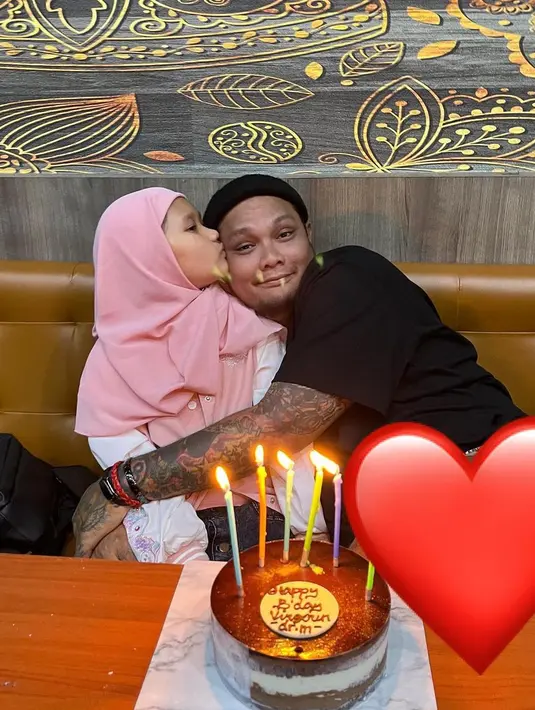 Namun sayang, Adrianus tak merinci penjelasan dua saksi yang diajukan. Sekedar informasi, sidang cerai berjalan tertutup. [Instagram/virgoun_]