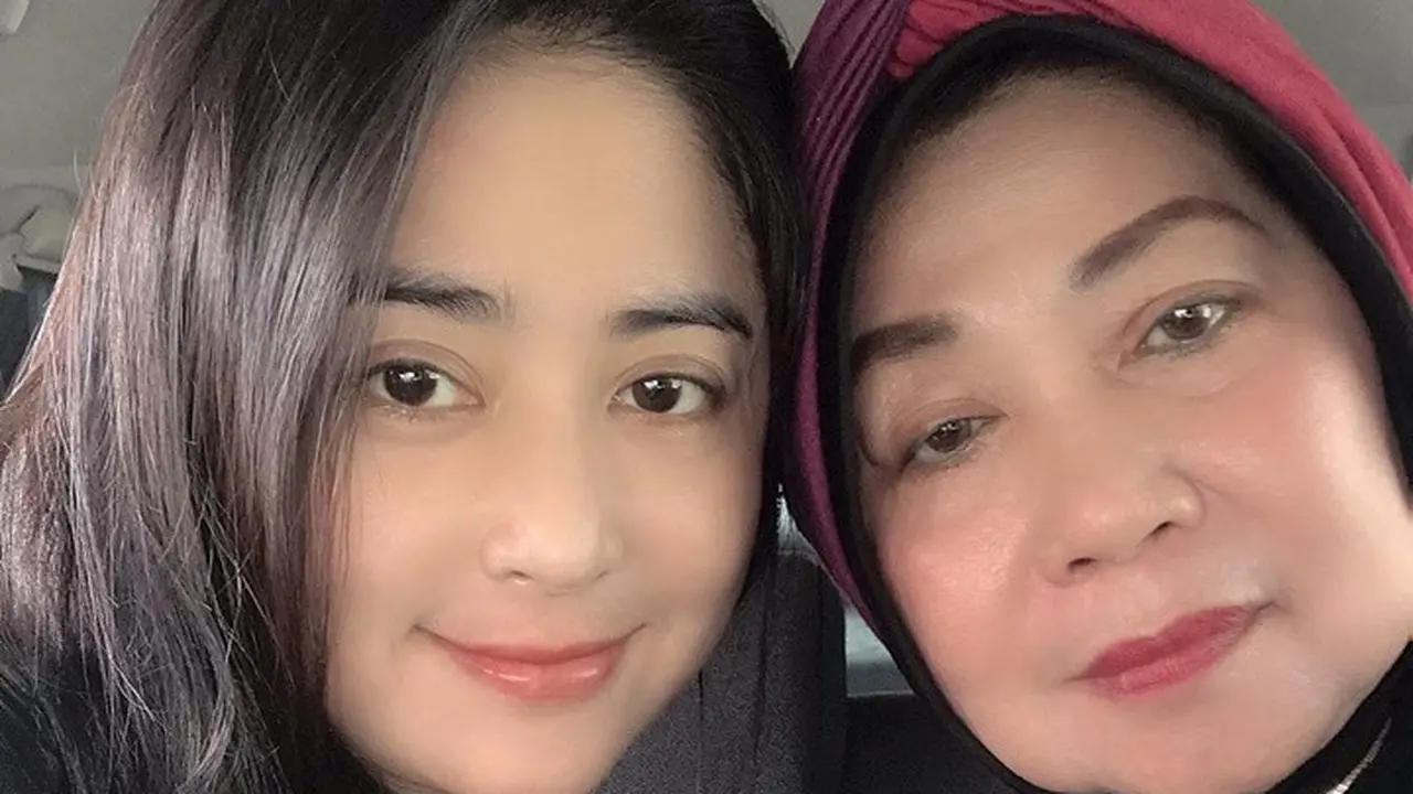 Dewi Perssik Beri Ucapan Haru untuk Ibunda, Ini 7 Potret Kedekatannya
