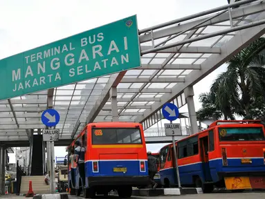 Sejumlah bus memasuki  Terminal Manggarai, Jakarta, Jumat (15/4/2016). Pemprov DKI berencana menyerahkan pengelolaan halte dan terminal kepada pihak swasta, Salah satu terminal yang akan diserahkan ke swasta adalah Manggarai. (Liputan6.com/Yoppy Renato)