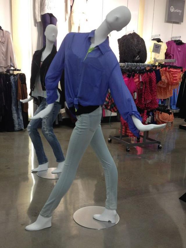 8 Potret Manekin Ini Bentuknya Nyeleneh Banget, Bikin Geleng Kepala