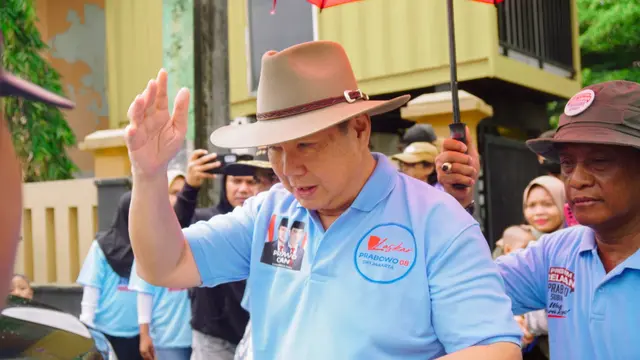 Presidium Relawan Prabowo Subianto (PRPS) dan adik kandung calon presiden (capres) nomor urut 02 Prabowo Subianto, Hashim Djojohadikusumo menyambangi Desa Pantai Bahagia, Kecamatan Muara Gembong, Kabupaten Bekasi, Jawa Barat pada Rabu 17 Januari 2024.