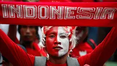 Seorang suporter Indonesia menunjukkan syal untuk mendukung timnas Indonesia U-22 sebelum pertandingan melawan Thailand selama Asian Games Tenggara di Shah Alam, Malaysia, Selasa, (15/8). (AP Photo / Vincent Thian)