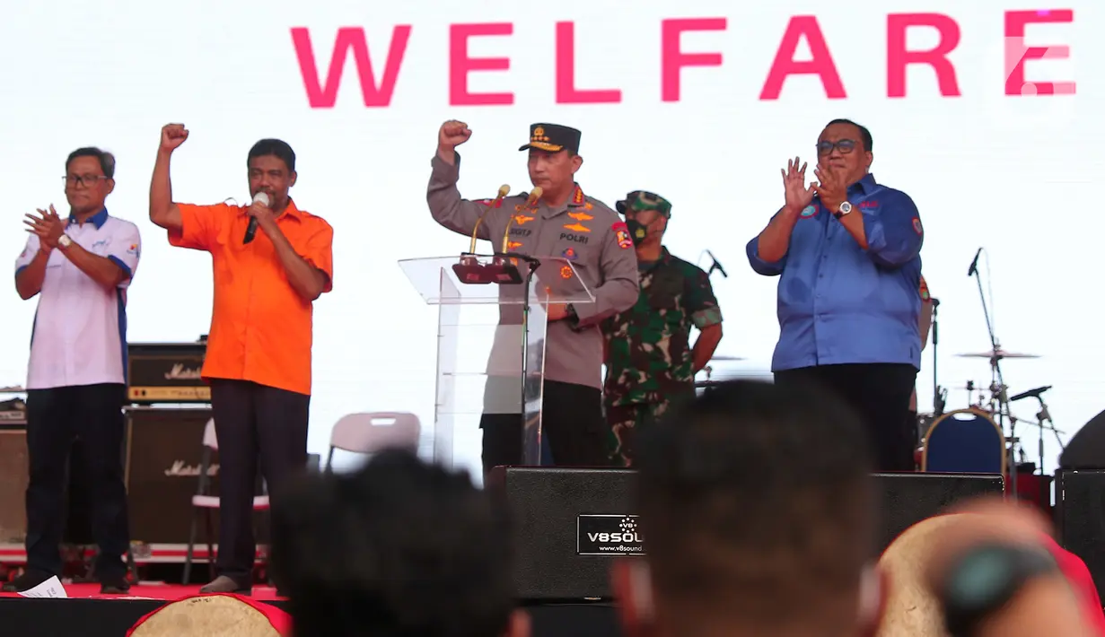 Kapolri Jenderal Pol Listyo Sigit Prabowo saat menyapa para buruh dalam perayaan puncak Hari Buruh Indonesia bertajuk May Day Fiesta di Stadion Utama Gelora Bung Karno (GBK) Senayan, Jakarta, Sabtu (14/5/2022). Pada kesempatan itu, Kapolri juga mengucapkan selamat ulang tahun bagi seluruh buruh di Tanah Air, bertepatan dengan Hari Buruh Internasional pada 1 Mei 2022. (Liputan6.com/Angga Yuniar)