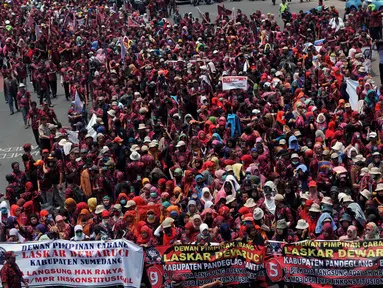 Ratusan orang dari Laskar Dewaruci menggelar aksi long march menuju Gedung MK di Bundaran HI, Jakarta, (8/10/14). (Liputan6.com/Johan Tallo) 