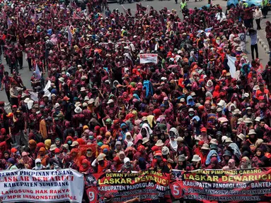 Ratusan orang dari Laskar Dewaruci menggelar aksi long march menuju Gedung MK di Bundaran HI, Jakarta, (8/10/14). (Liputan6.com/Johan Tallo) 