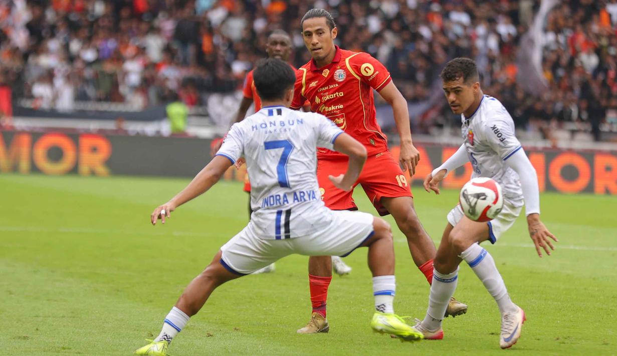 Bermain di depan pendukung sendiri, Persija langsung mengambil inisiatif menyerang sejak awal pertandingan. Tampak dalam foto, gelandang tengah Persija, Hanif Abdurrauf Sjahbandi saat mencoba melewati adangan dua pemain Persijap saat laga pekan ke-16 BRI Super League 2025/2026 di Stadion Utama Gelora Bung Karno (SUGBK), Jakarta, Sabtu (3/1/2026). (Bola.com/Abdul Aziz)